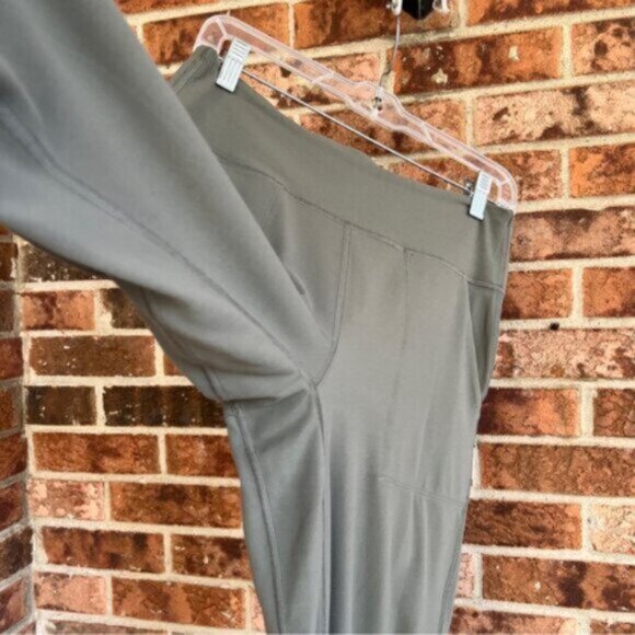 Lululemon Align Jogger Crop *23" Grey Sage  EUC Nulu  Size 8 - Picture 10 of 14